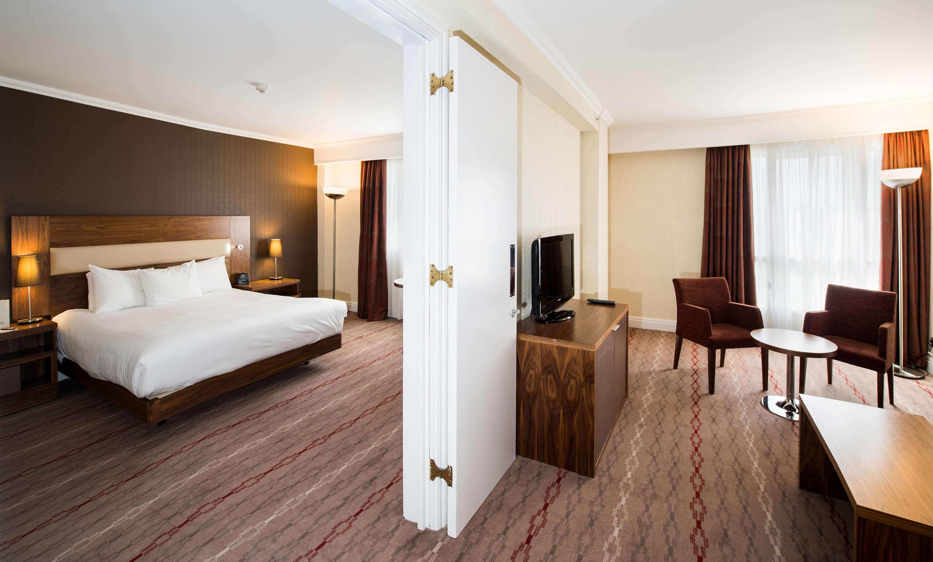 Hotel Doubletree By Hilton Dartford Bridge Exterior foto