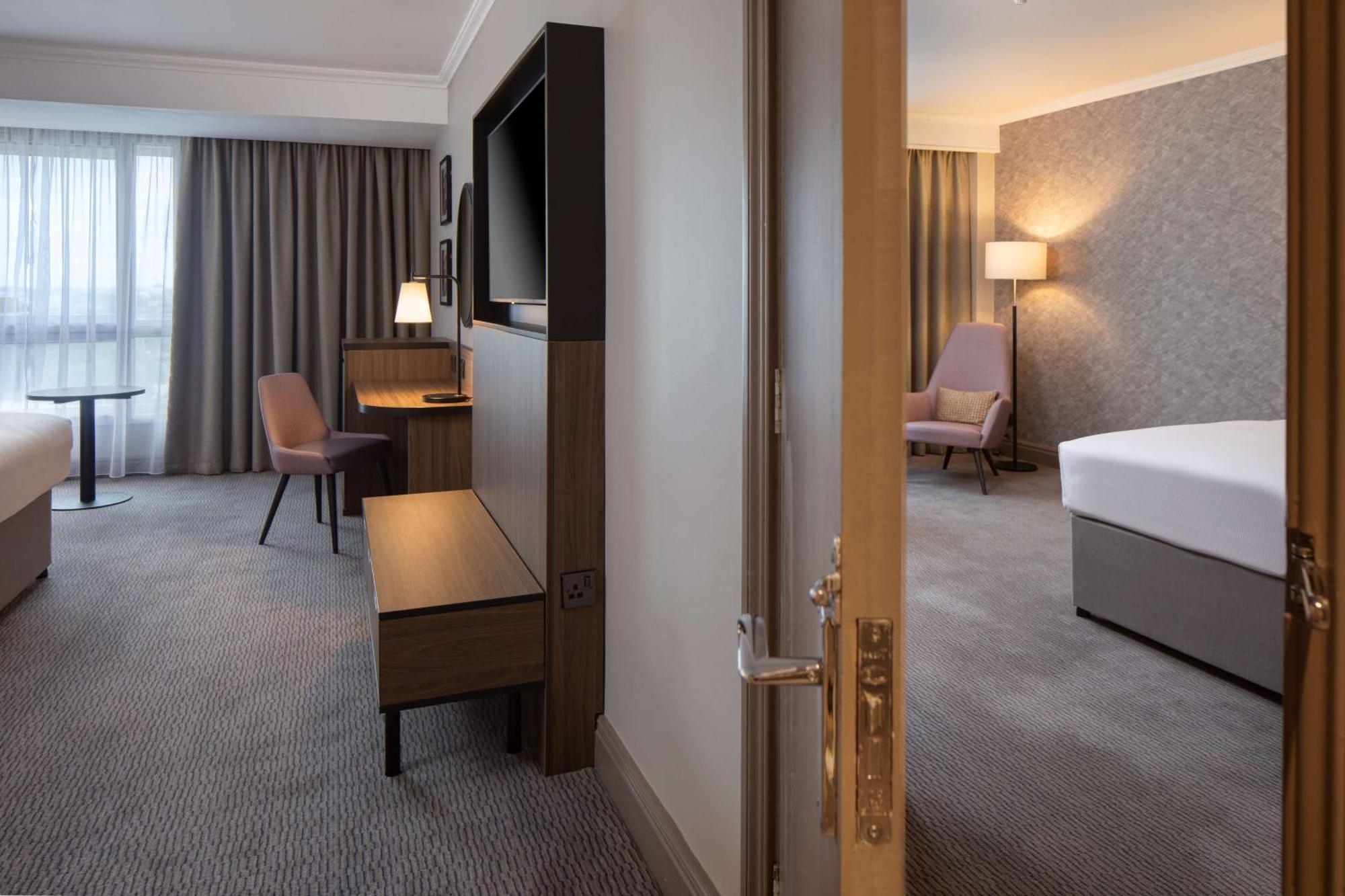 Hotel Doubletree By Hilton Dartford Bridge Exterior foto