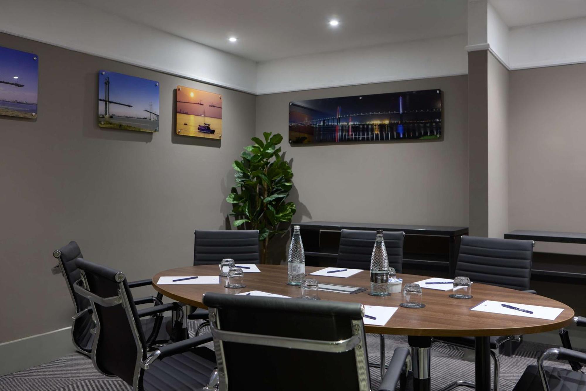 Hotel Doubletree By Hilton Dartford Bridge Exterior foto