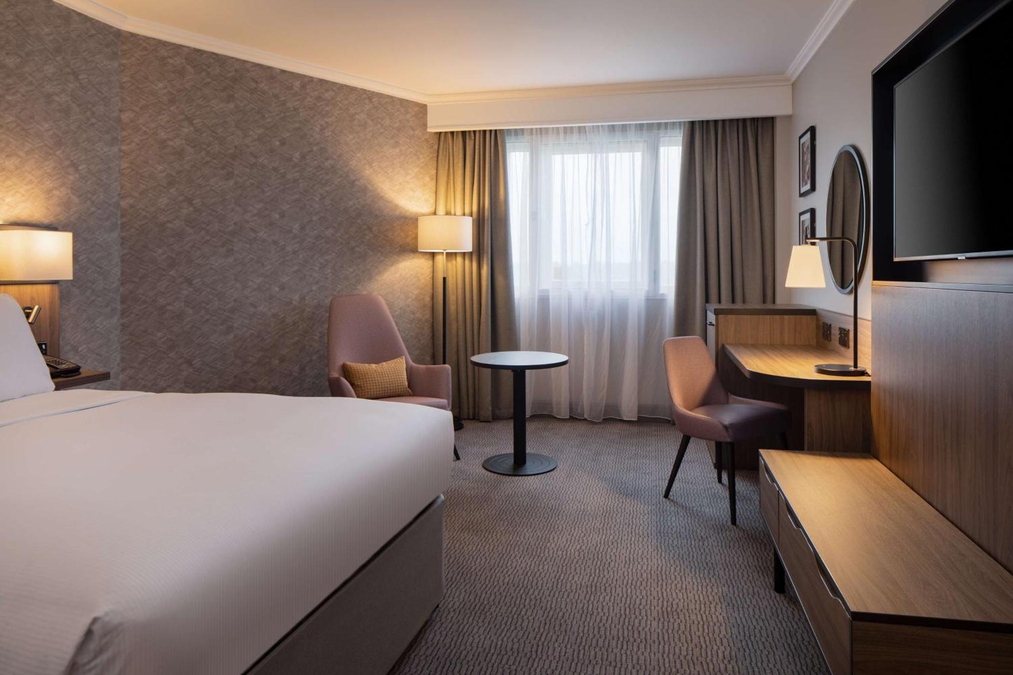 Hotel Doubletree By Hilton Dartford Bridge Exterior foto